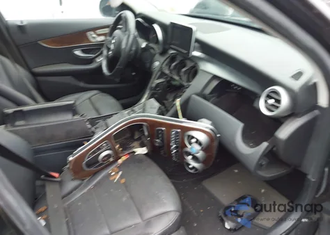 2017 Mercedes-Benz C 300 4Matic/Luxury 4Matic/Sport 4Matic z USA, uszkodzony, nr VIN 55SWF4KB4HU194610